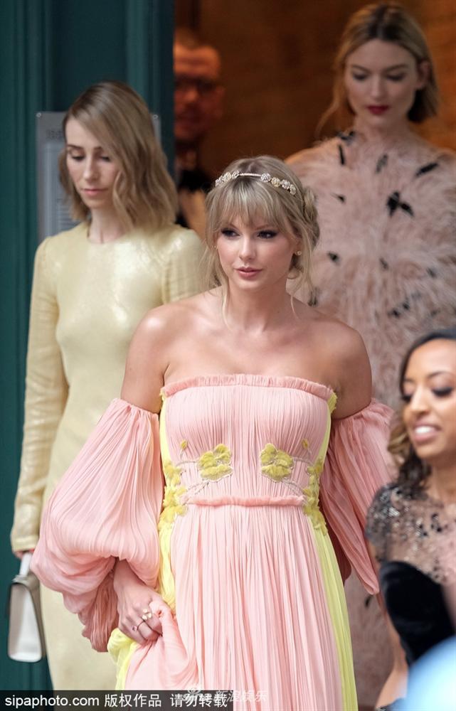 Rắn chúa Taylor Swift bất ngờ quay về hình ảnh hơi sến sẩm của một cô công chúa nhạc đồng quê-5