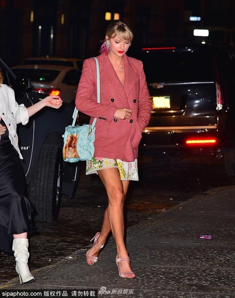 Rắn chúa Taylor Swift bất ngờ quay về hình ảnh hơi sến sẩm của một cô công chúa nhạc đồng quê-7