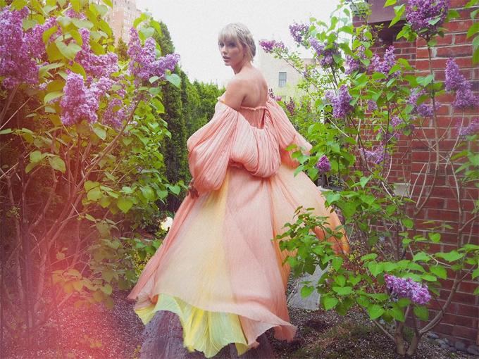 Rắn chúa Taylor Swift bất ngờ quay về hình ảnh hơi sến sẩm của một cô công chúa nhạc đồng quê-2