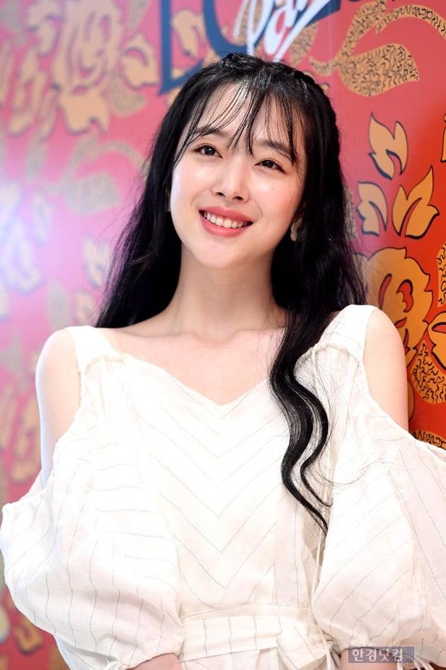 Ảnh chụp vội từ người qua đường cũng không dìm nổi nhan sắc hoàn hảo của công chúa thị phi Sulli-11