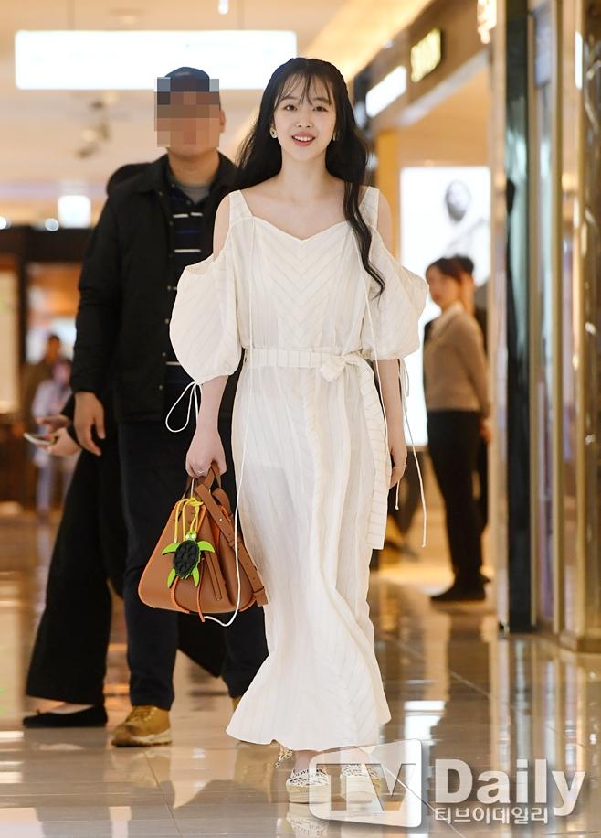 Ảnh chụp vội từ người qua đường cũng không dìm nổi nhan sắc hoàn hảo của công chúa thị phi Sulli-13