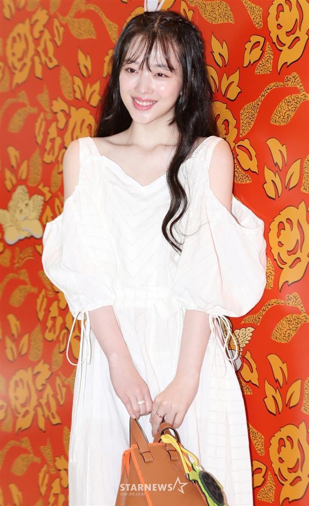 Ảnh chụp vội từ người qua đường cũng không dìm nổi nhan sắc hoàn hảo của công chúa thị phi Sulli-14