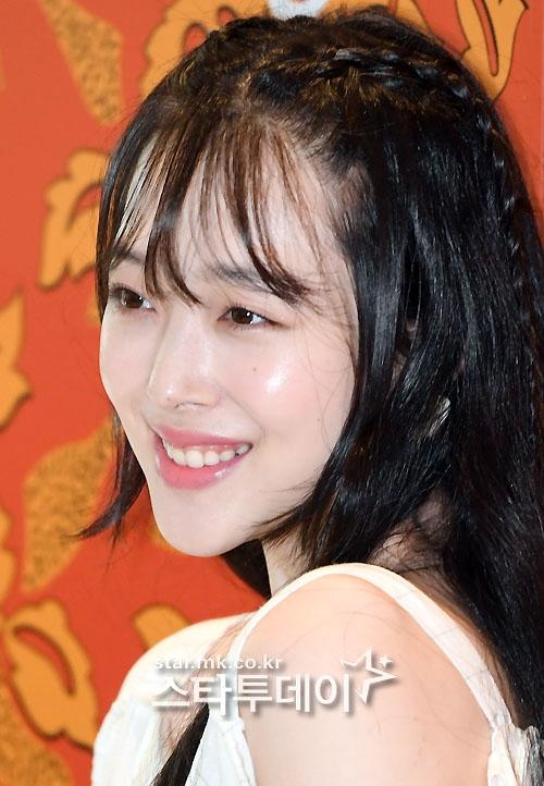 Ảnh chụp vội từ người qua đường cũng không dìm nổi nhan sắc hoàn hảo của công chúa thị phi Sulli-15