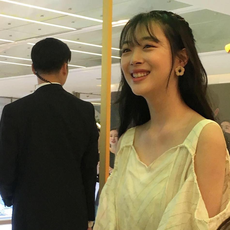 Ảnh chụp vội từ người qua đường cũng không dìm nổi nhan sắc hoàn hảo của công chúa thị phi Sulli-2