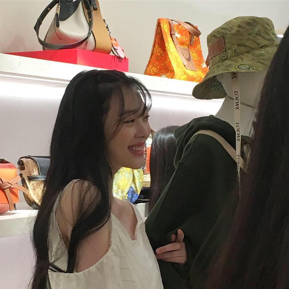 Ảnh chụp vội từ người qua đường cũng không dìm nổi nhan sắc hoàn hảo của công chúa thị phi Sulli-3