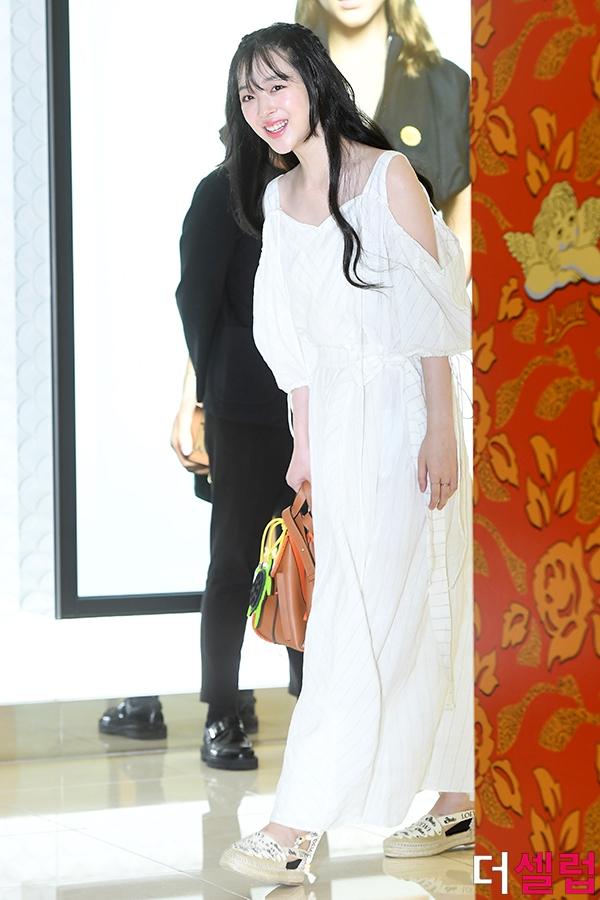 Ảnh chụp vội từ người qua đường cũng không dìm nổi nhan sắc hoàn hảo của công chúa thị phi Sulli-5