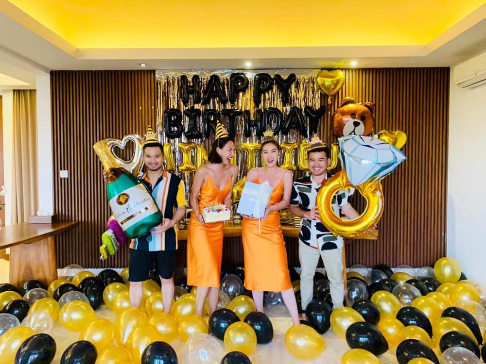 Trong khi Kỳ Duyên đang dính như sam Minh Triệu, tình cũ thiếu gia của hoa hậu sống như thế nào?-5