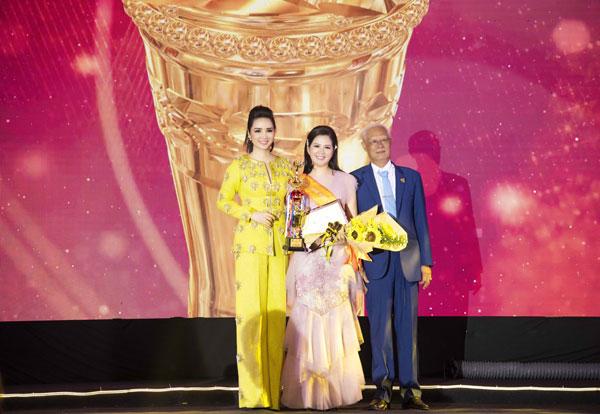 Đinh Hiền Anh nhận giải Bông Hồng quyền lực năm 2019-5