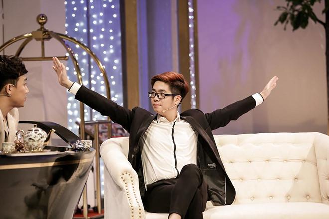 Giản dị như Bùi Anh Tuấn: Chỉ một đôi dép lê, trên áo phông - dưới quần đùi mà tung tăng đi khắp thế giới-10