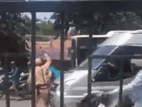 Clip: CSGT đứng đầu xe vi phạm và màn ‘đánh lạc hướng’ đầy bức xúc của tài xế Limousine-1