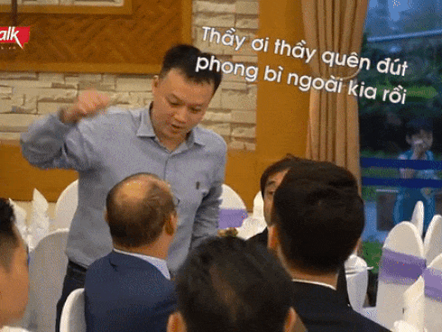 Hiếm có khó tìm như thầy Park: Trèo hẳn lên hàng rào bắt tay học trò khi làm cổ động viên trên sân-2