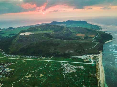 Chụp ảnh cùng khủng long trên cánh đồng muối lớn nhất thế giới-1