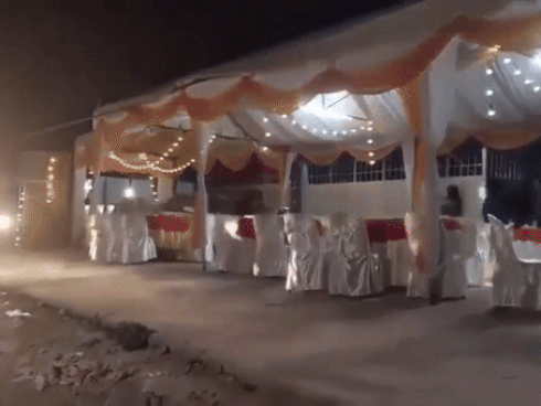 Clip sốc: Ô tô lao như tên bắn, ủi bay rạp cưới, dân mạng đoán 'chắc tại người yêu đi lấy chồng'