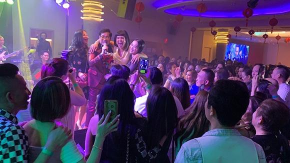 U50 Ngọc Sơn khoe cơ bắp chắc nịch, hé lộ quà khủng nặng 30kg được fan tặng-2