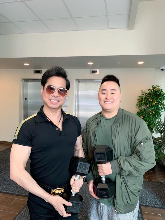 U50 Ngọc Sơn khoe cơ bắp chắc nịch, hé lộ quà khủng nặng 30kg được fan tặng-4