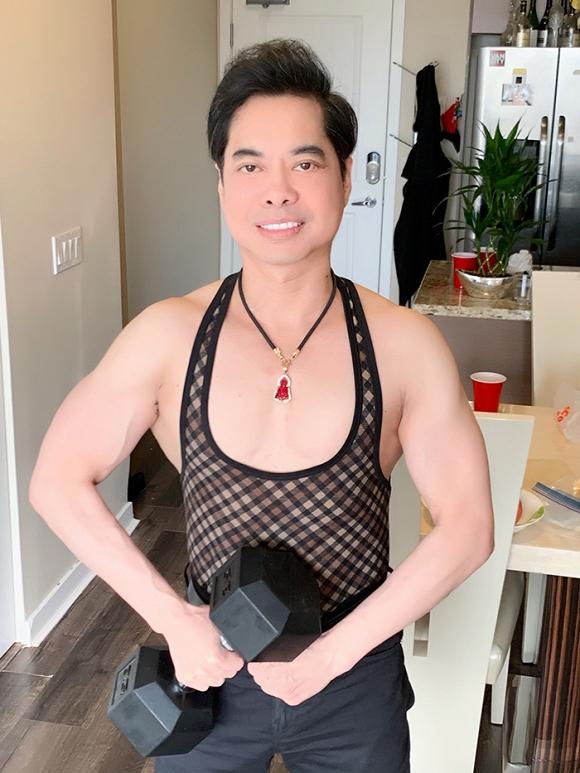 U50 Ngọc Sơn khoe cơ bắp chắc nịch, hé lộ quà khủng nặng 30kg được fan tặng-5