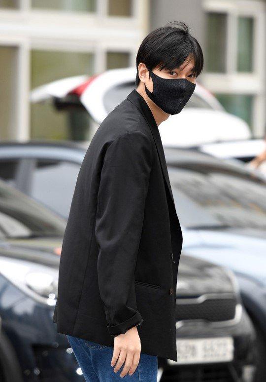 Kim Tan Lee Min Ho xuất ngũ, fan đứng chật kín hai bên đường mừng thần tượng comeback-4
