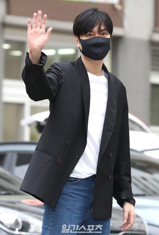 Kim Tan Lee Min Ho xuất ngũ, fan đứng chật kín hai bên đường mừng thần tượng comeback-5