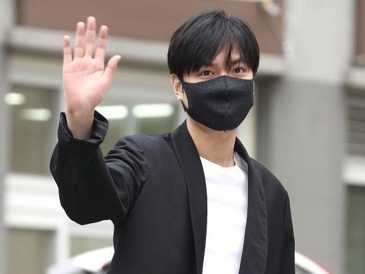 'Kim Tan' Lee Min Ho xuất ngũ, fan đứng chật kín hai bên đường mừng thần tượng comeback