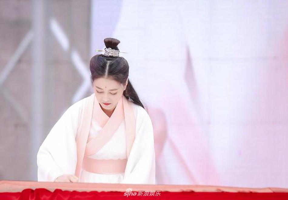 Sau 25 năm, mỹ nhân TVB lại hóa thân thành Chu Chỉ Nhược ở tuổi 53-4