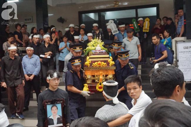 Con trai khóc ngất, mẹ già ngã quỵ bên linh cữu của nữ lao công bị ô tô điên tông chết ở Hà Nội khiến ai cũng xót xa-2
