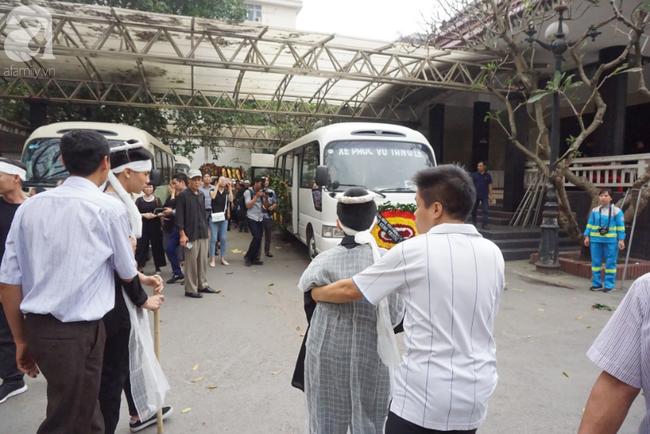 Con trai khóc ngất, mẹ già ngã quỵ bên linh cữu của nữ lao công bị ô tô điên tông chết ở Hà Nội khiến ai cũng xót xa-19