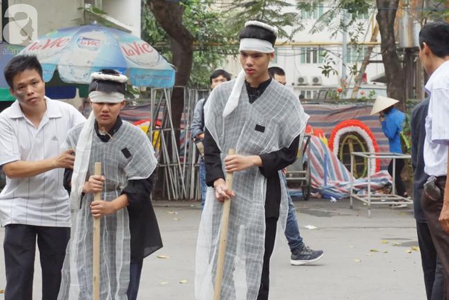 Con trai khóc ngất, mẹ già ngã quỵ bên linh cữu của nữ lao công bị ô tô điên tông chết ở Hà Nội khiến ai cũng xót xa-20