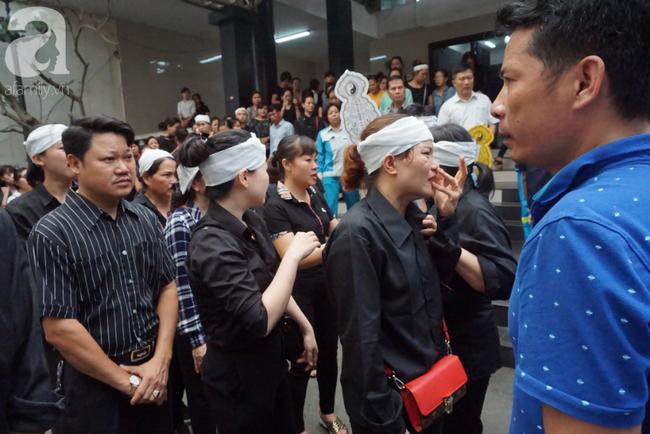 Con trai khóc ngất, mẹ già ngã quỵ bên linh cữu của nữ lao công bị ô tô điên tông chết ở Hà Nội khiến ai cũng xót xa-21