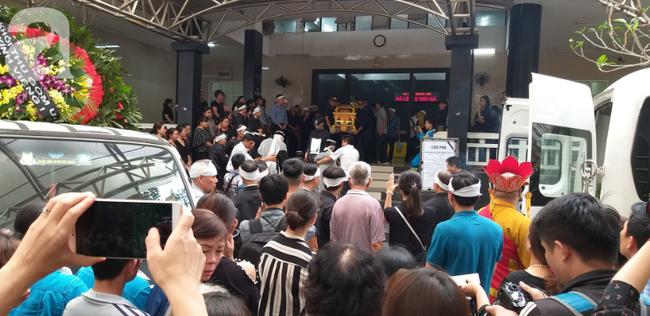 Con trai khóc ngất, mẹ già ngã quỵ bên linh cữu của nữ lao công bị ô tô điên tông chết ở Hà Nội khiến ai cũng xót xa-23