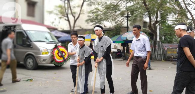 Con trai khóc ngất, mẹ già ngã quỵ bên linh cữu của nữ lao công bị ô tô điên tông chết ở Hà Nội khiến ai cũng xót xa-24