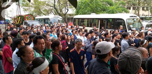 Con trai khóc ngất, mẹ già ngã quỵ bên linh cữu của nữ lao công bị ô tô điên tông chết ở Hà Nội khiến ai cũng xót xa-25