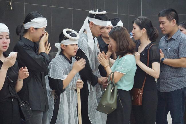 Con trai khóc ngất, mẹ già ngã quỵ bên linh cữu của nữ lao công bị ô tô điên tông chết ở Hà Nội khiến ai cũng xót xa-4