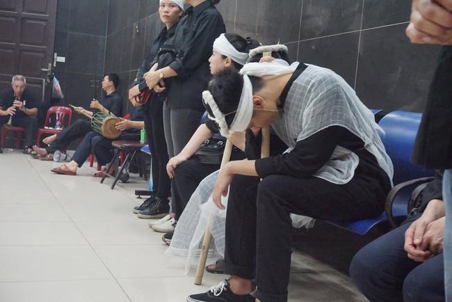 Con trai khóc ngất, mẹ già ngã quỵ bên linh cữu của nữ lao công bị ô tô điên tông chết ở Hà Nội khiến ai cũng xót xa-6