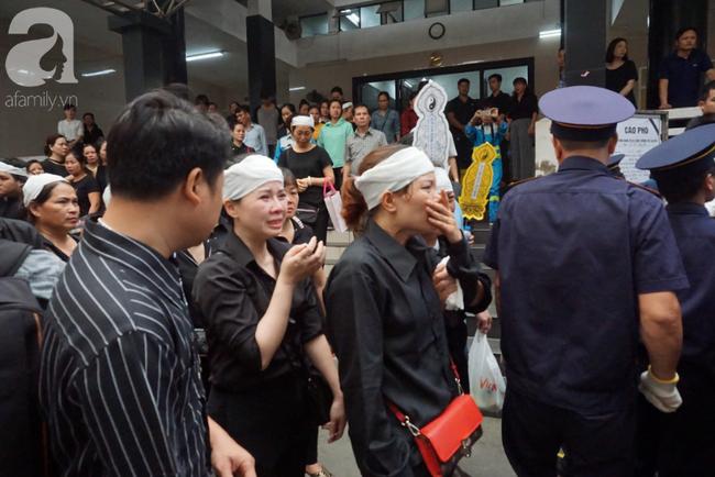 Con trai khóc ngất, mẹ già ngã quỵ bên linh cữu của nữ lao công bị ô tô điên tông chết ở Hà Nội khiến ai cũng xót xa-1