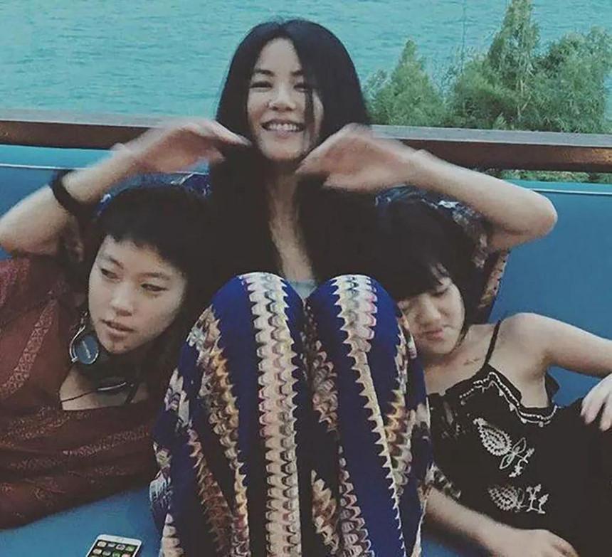 Hai con gái Vương Phi bỏ học, công khai đồng tính và sống đời sang chảnh-1