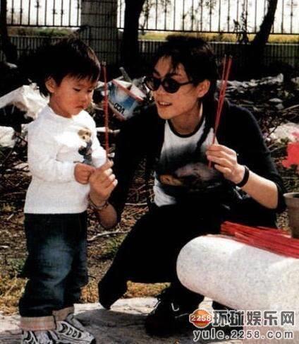 Hai con gái Vương Phi bỏ học, công khai đồng tính và sống đời sang chảnh-2