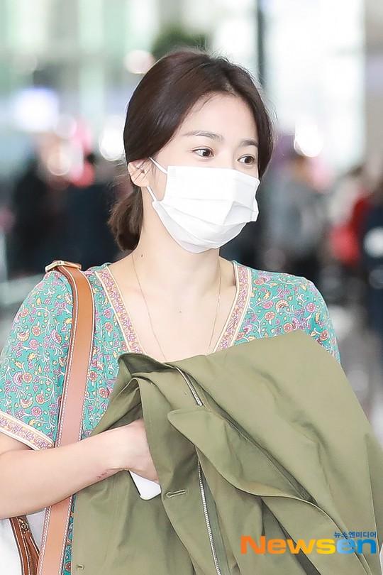 Song Hye Kyo để mặt mộc và bịt khẩu trang nhưng vẫn đẹp hút hồn tại sân bay-1