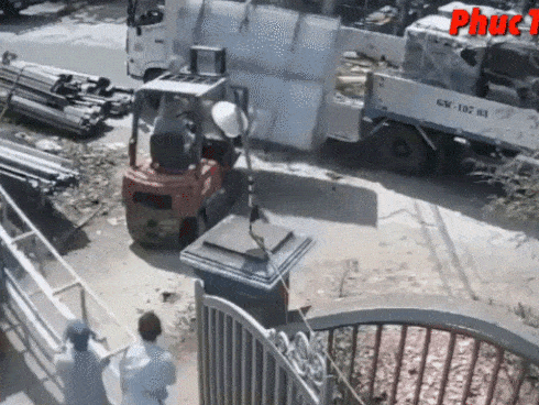 CLIP SỐC: Hốt hoảng nhìn anh thợ vừa sửa điện vừa ‘múa quạt’-2