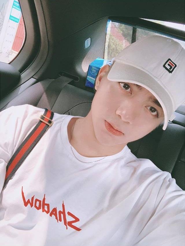 Tiểu Vy quấn khăn kín mít chống nắng nhưng chỉ đôi mắt lộ ra đã đủ làm say đắm lòng người-7