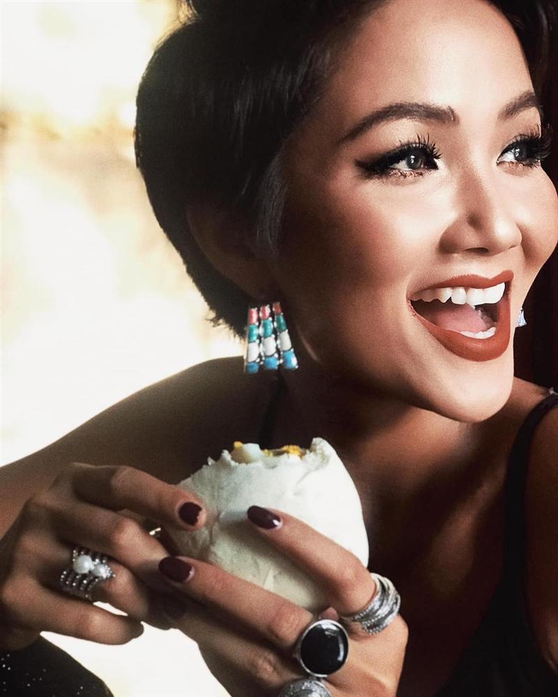 Tiểu Vy quấn khăn kín mít chống nắng nhưng chỉ đôi mắt lộ ra đã đủ làm say đắm lòng người-4