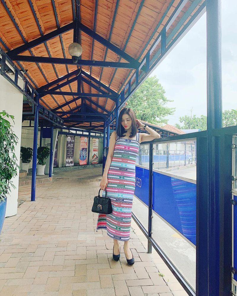 Hà Hồ - Kỳ Duyên diện bikini phô trọn vòng 3 bốc lửa trong khi Angela Phương Trinh kín đáo như nữ sinh-8