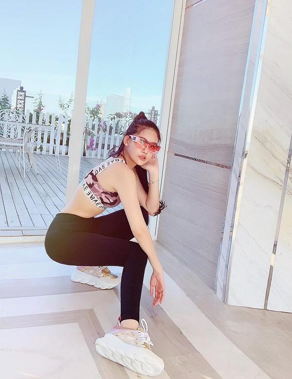 Lộ eo con kiến cùng cơ bụng săn chắc nhưng Lê Âu Ngân Anh gây bất ngờ khi cho biết điều này!-1