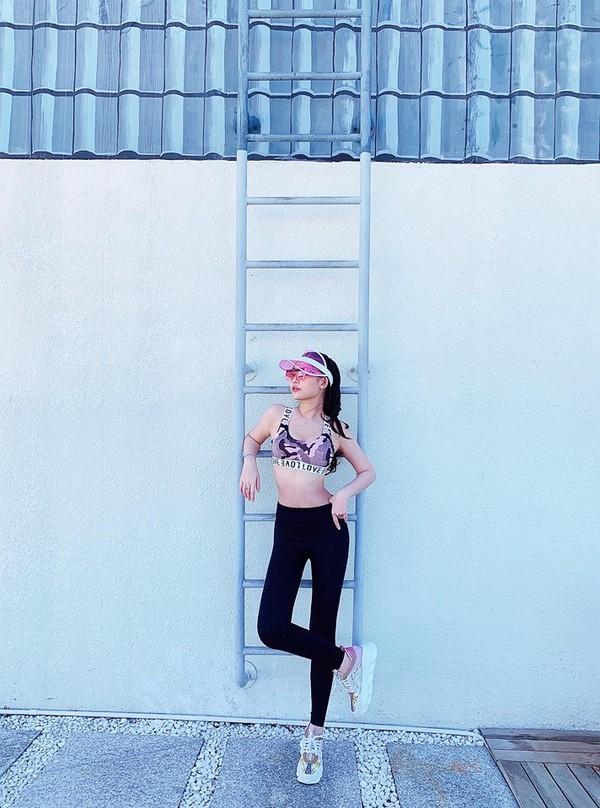 Lộ eo con kiến cùng cơ bụng săn chắc nhưng Lê Âu Ngân Anh gây bất ngờ khi cho biết điều này!-3