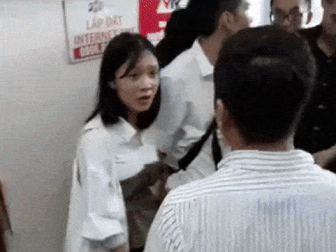 CLIP: Anh chàng có 'bàn tay hư' sàm sỡ cô gái mặc váy ngắn trong thang máy chung cư Linh Đàm