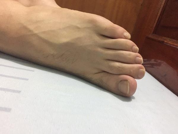 Thử sơn móng cho bạn trai, cô gái phát điên khi thấy chân tay người ấy thon thả hơn mình-10