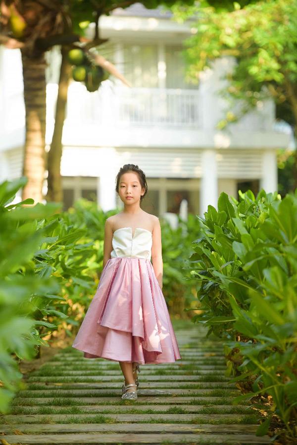 Vẻ đẹp trong trẻo sương mai của mẫu nhí Anh Thư-2