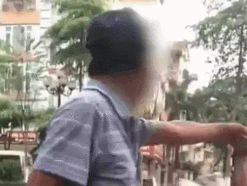 CLIP: Thanh niên chạy Grab bị người đàn ông tát thẳng mặt vì tranh khách: ‘Tao ngồi đây chơi hả?’-1