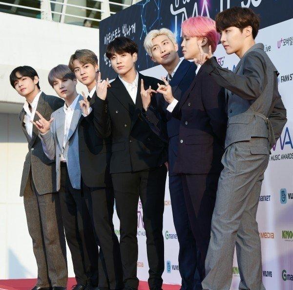 Lý do phũ phàng khiến RM bật cười trong màn phát biểu nhận daesang của Jimin tại The Fact Music Awards-1