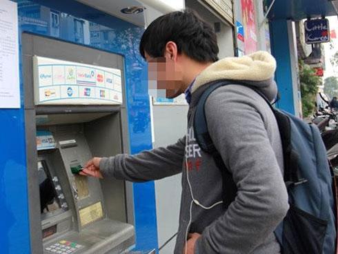 Tài khoản bất ngờ có 5 tỷ, nam thanh niên vô tư rút tiêu xài-1