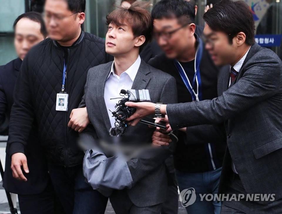 Hoàng tử gác mác Park Yoochun bị cảnh sát còng tay áp giải và ước tính 7 năm tù giam-1
